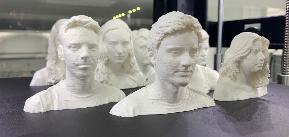 Mit dem 3D-Drucker gedruckte Studierende aus dem Studiengang "Gesundheits- und Sportingenieurwesen".