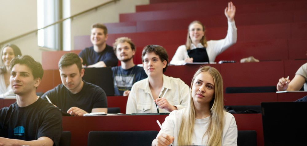 Mehrere Studierende während einer Vorlesung im Hörsaal. 