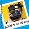 Frau mit Polaroid-Kamera